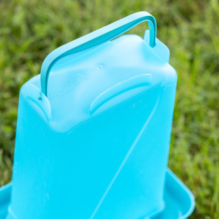 Plastični napajalnik za kokoši