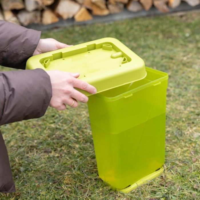Plastični napajalnik za kokoši
